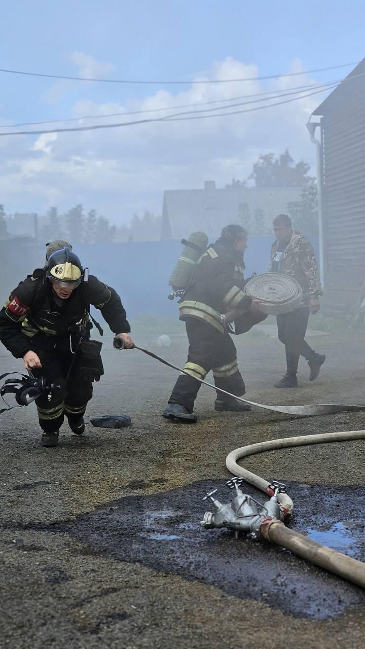 В Нижнем Ингаше загорелось здание хозяйственного магазина. На месте работают...