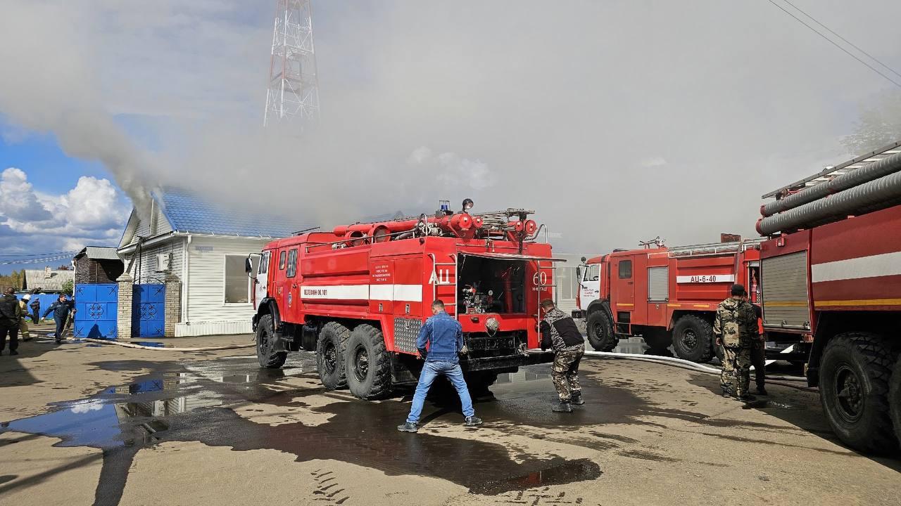 В Нижнем Ингаше загорелось здание хозяйственного магазина. На месте работают...