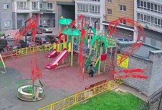 В Кирове на голову ребенка упала конструкция от детской горки. Мальчик встал,...