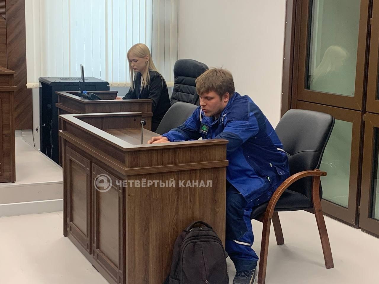 Учитель получил 1,5 года исправительных работ за брошенную в ученика ручку