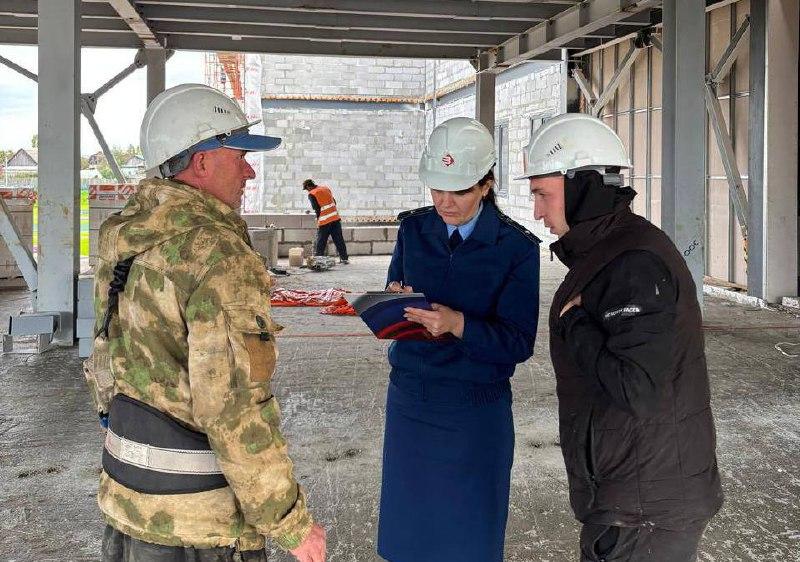 Прокуратура проводит проверку в связи с тяжким травмированием рабочего на стройке в Уяре