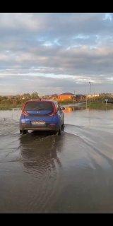 Огромная лужа мешает дрокинским школьникам ходить на занятия