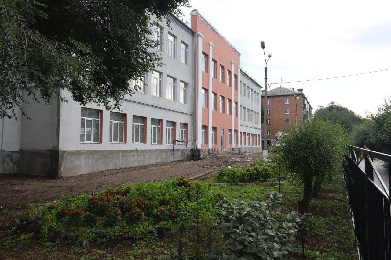 В 10 школе Абакана продолжается капитальный ремонт Работы идут по нацпроекту...
