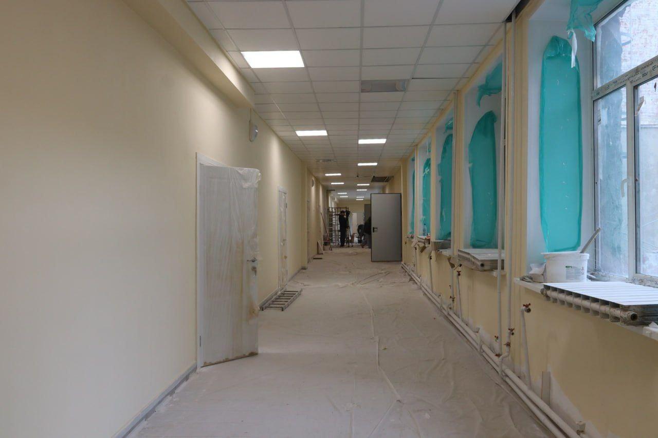 В 10 школе Абакана продолжается капитальный ремонт Работы идут по нацпроекту...