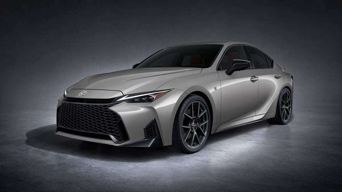 Lexus показал обновлённый IS — теперь без V8, зато с большим экраном.