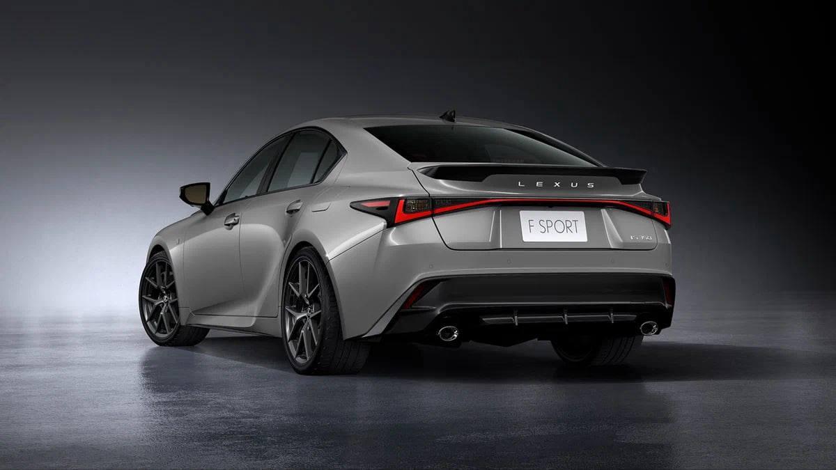 Lexus показал обновлённый IS — теперь без V8, зато с большим экраном.