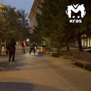 Скейтеры устраивают краш-тест мусоркам, которыми хвасталась мэрия...