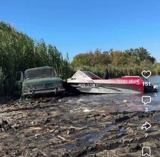 Каскадер перепрыгнул «Жигули» с катера и улетел в камыши