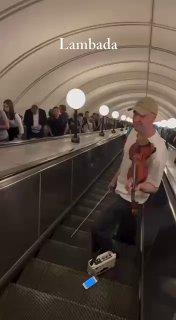В метро музыкант придумал замечательный способ поднять настроение пассажирам....