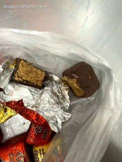 Красноярец нашел в конфете личинку червя. Не смотреть во время еды Красноярец...