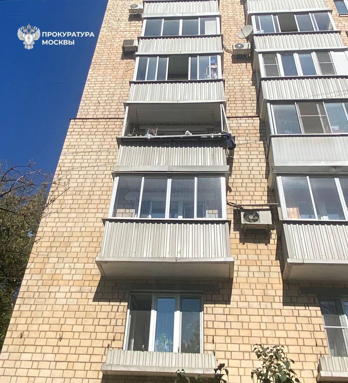 В двухкомнатной квартире на 4-м этаже жилого дома на ул. Фортунатовская...