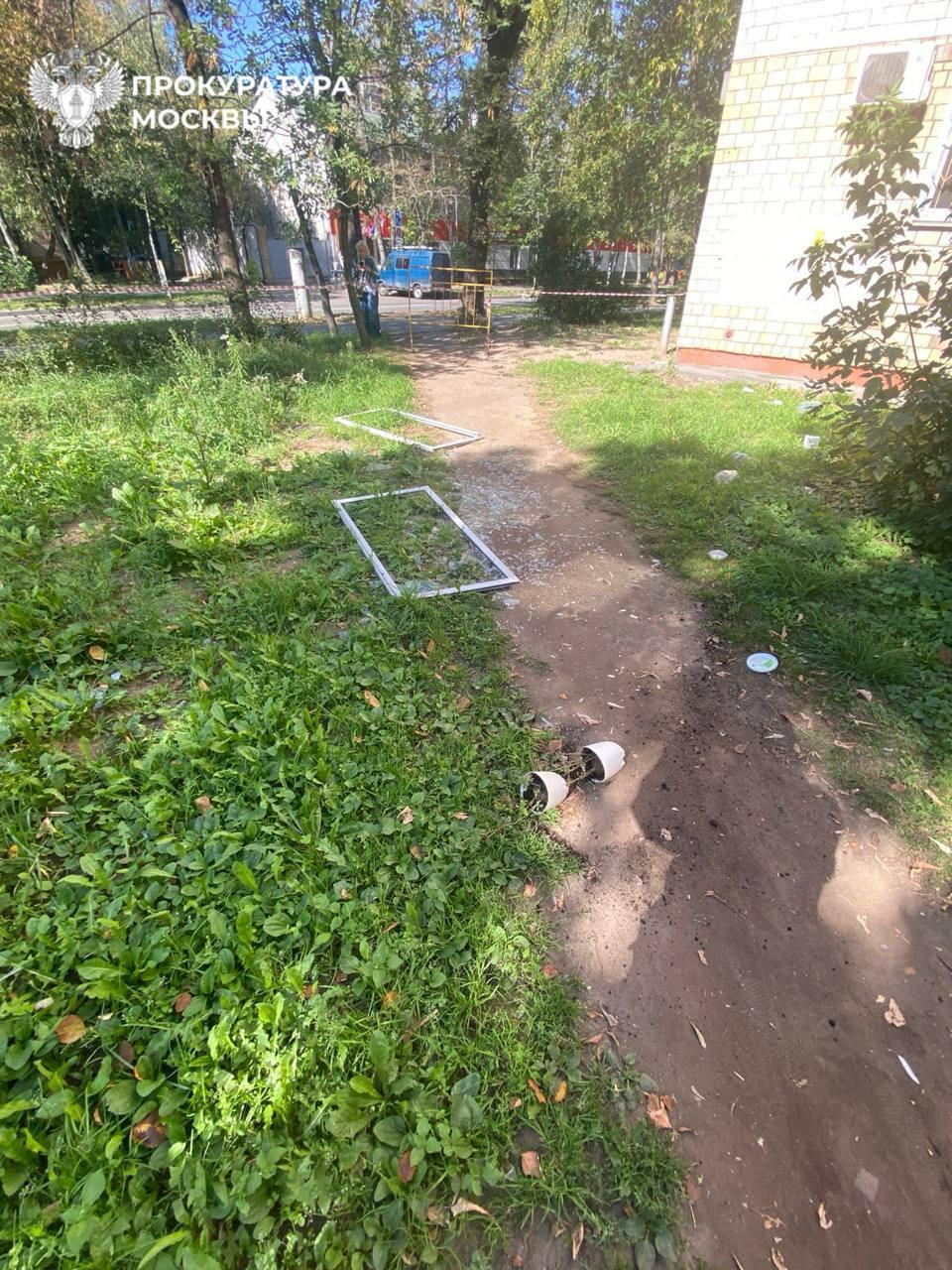 В двухкомнатной квартире на 4-м этаже жилого дома на ул. Фортунатовская...