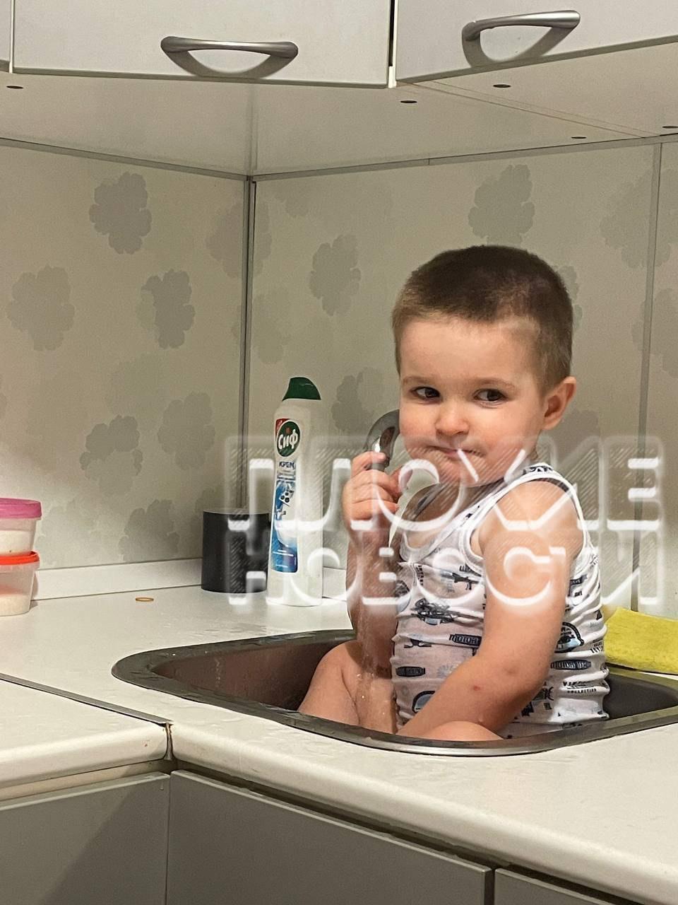 В Екатеринбурге 2-летний малыш открыл шкаф, выпил уксус и скончался: мать в это время отошла в туалет