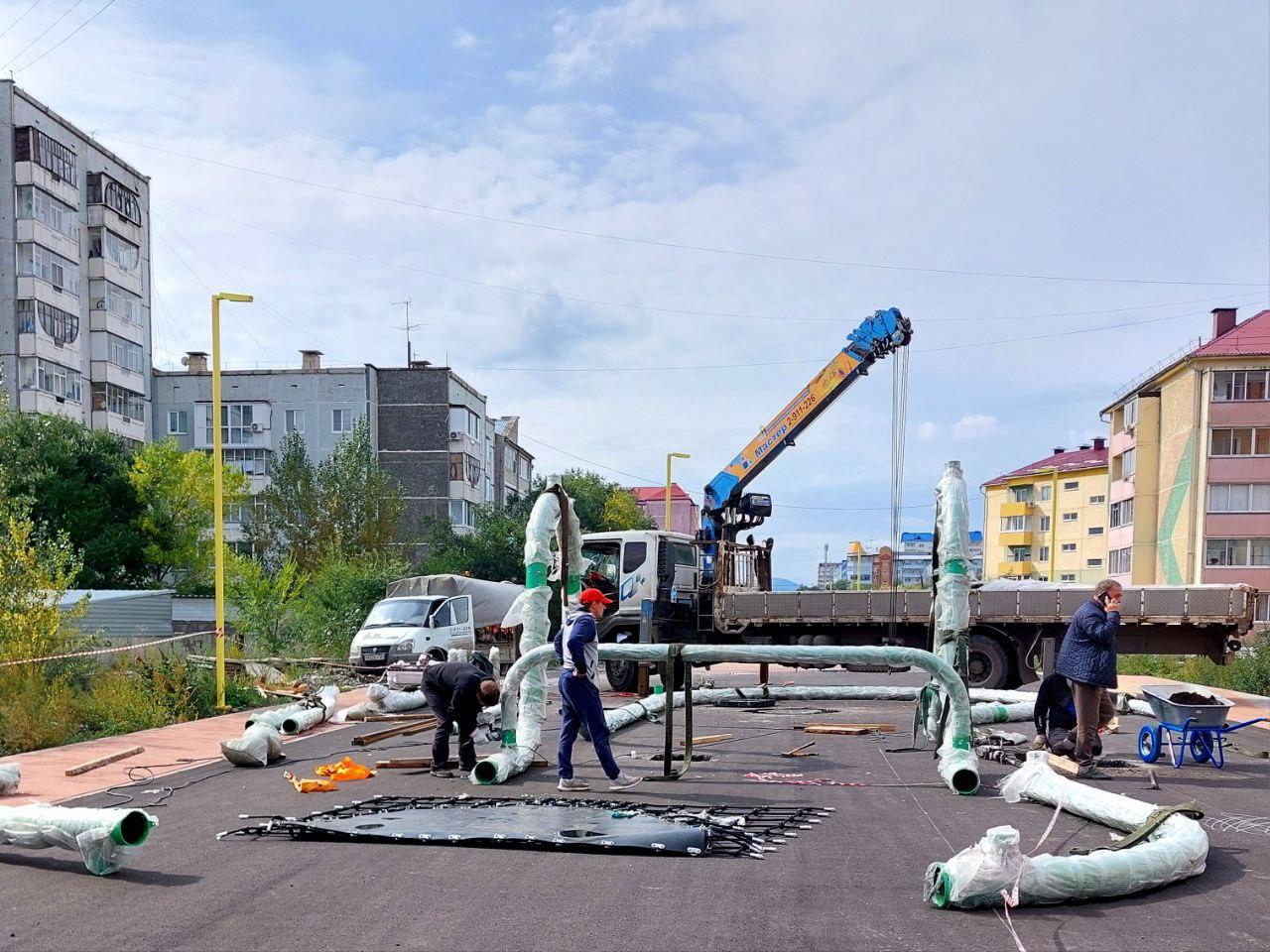 В Саяногорске на бульваре «На семи ветрах» начался монтаж детской площадки....