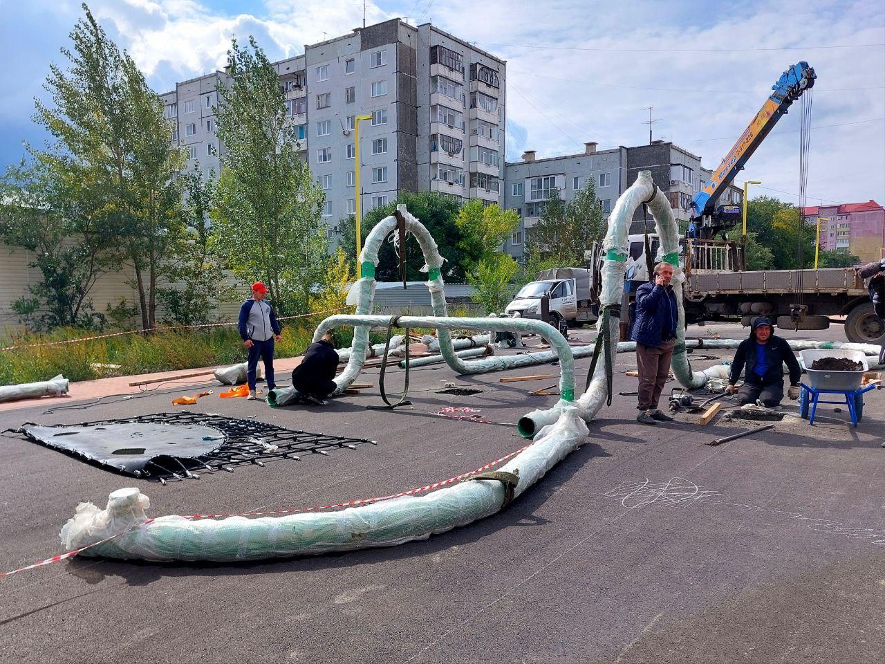 В Саяногорске на бульваре «На семи ветрах» начался монтаж детской площадки....