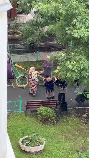 Обстановка в тюменском дворе мало чем отличается от того, что можно наблюдать в таджикском кишлаке