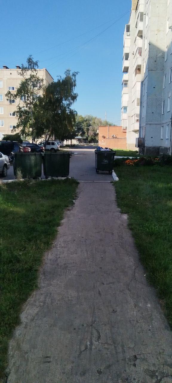 Мусоровозы больше не будут ходить по тротуару, который расположен между 21...