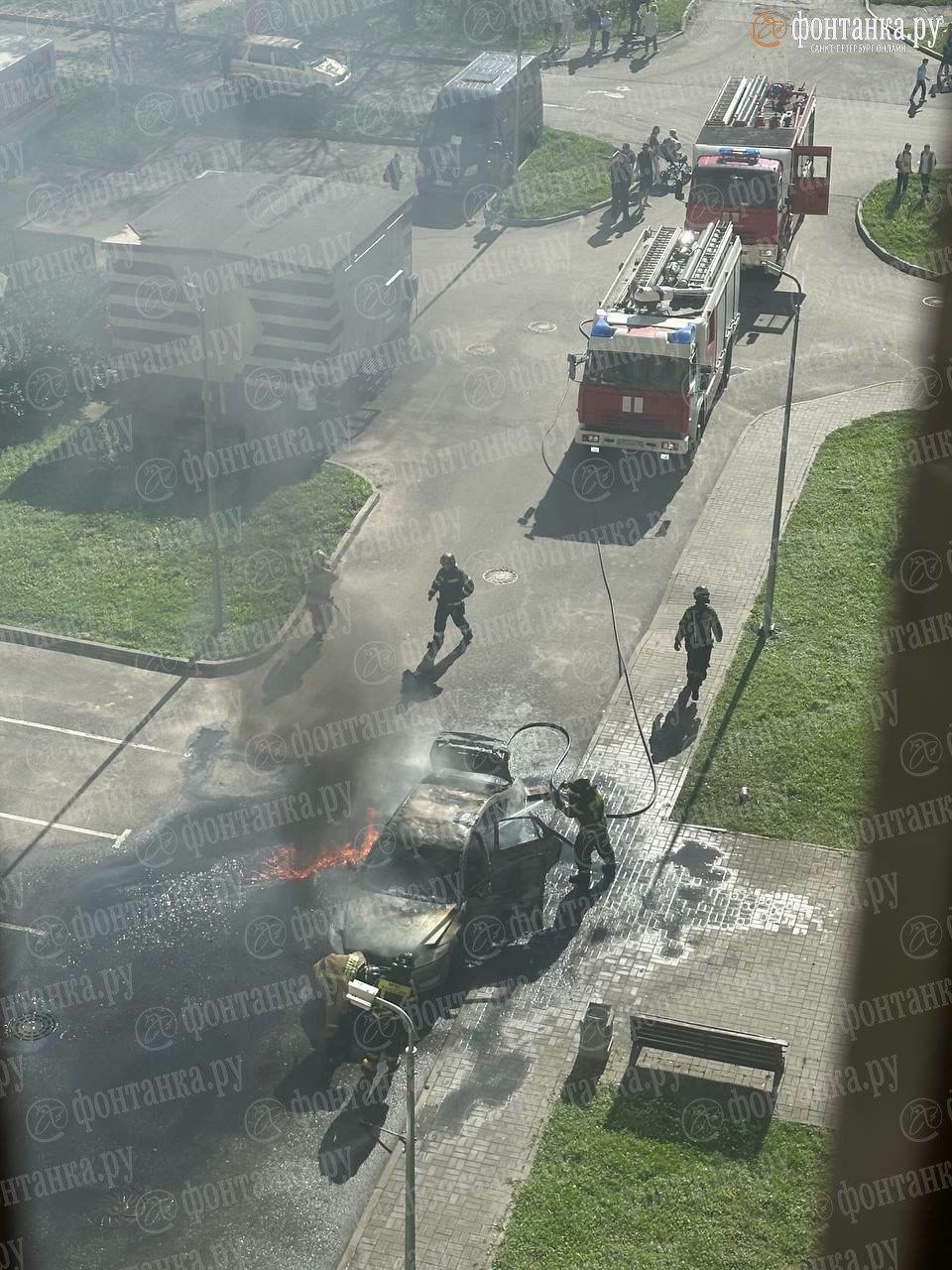 Авто эпично взорвалось во дворе на Школьной улице — момент снял наш читатель....