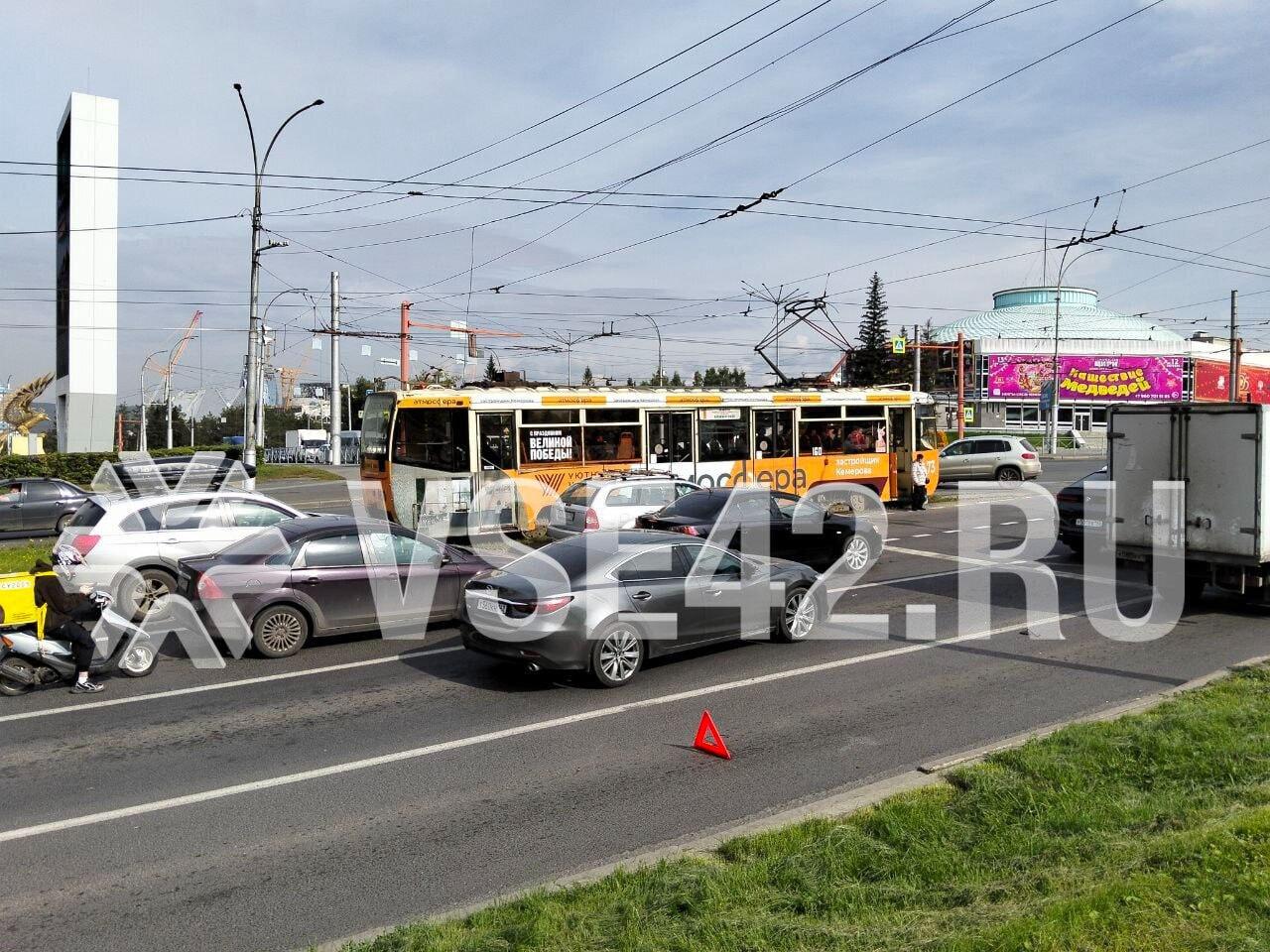 ДТП с автобусом произошло у цирка в Кемерове