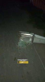 Сегодня ночью в Маслянино пьяный водитель снёс столб, влетел во двор жилого дома и перевернулся. О пострадавших не сообщается.