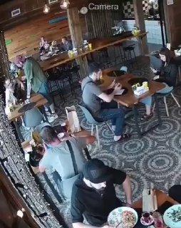 В одном из иркутских кафе подрались два известных блогера. Один из них похож...