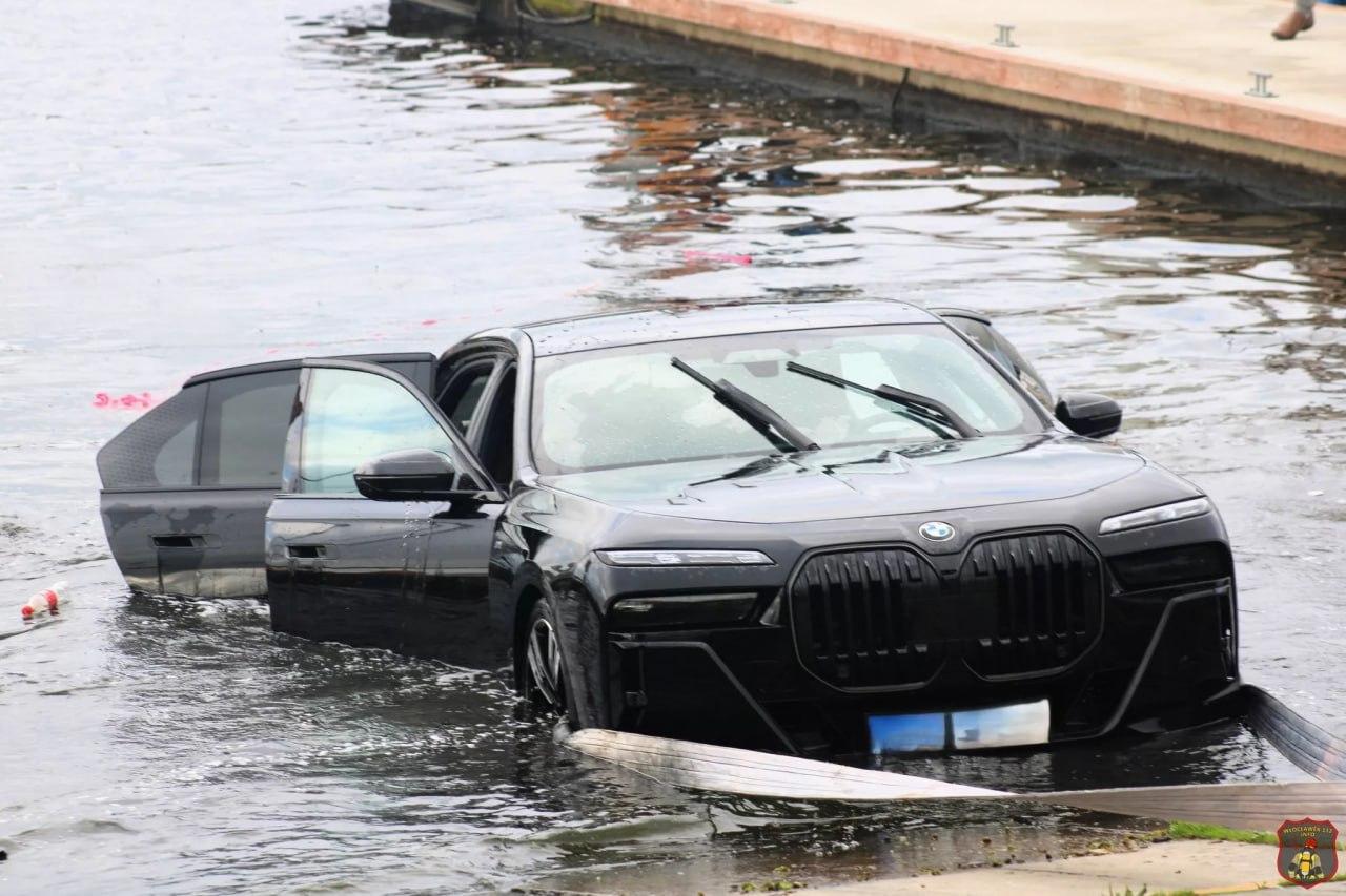 Фейл дня: в Польше мужчина решил спустить гидроцикл на воду с помощью своей новенькой BMW 7-й серии. В итоге: вместо водного транспорта под воду ушёл сам седан.