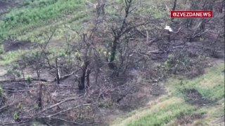 Один в поле воин — наш боец мастерски отразил атаку сразу нескольких беспилотников ВСУ. Он преодолевал открытую местность у кромки сгоревшего леса на Красноармейском направлении, когда случился налет FPV-дронов.
