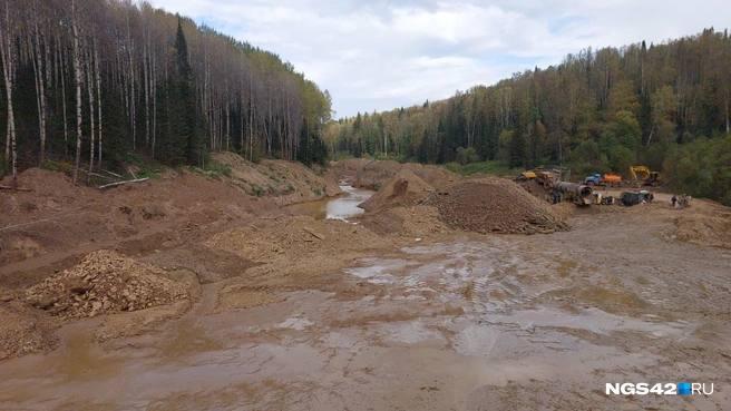 Нелегальных золотодобытчиков взяли с поличным на реке в заповеднике неподалёку от Кемерова.