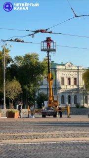 Лось развернул 10-метровое полотно на площади в центре Екатеринбурга