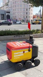 В центре Москвы заметили очень занятого робота. Целый день ездил и показывал...