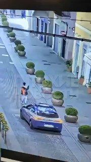 В Италии дерзкий темнокожий мигрант послал полицейских и ударил их машину,...