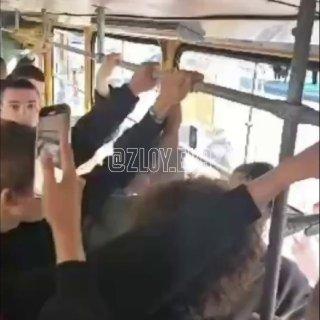В Екатеринбурге подросток вылез из окна трамвая в центре города Напоминаем,...