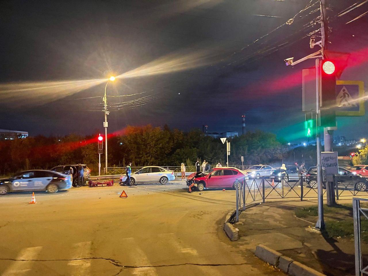 24-летняя женщина на Subaru Impreza столкнулась с попутным Мерседесом напротив дома №4 на Лебедевского, а затем – с кроссовером Chery Tiggo, который в дальнейшем врезался во встречный Форд вечером в пятницу, пишет пресс-служба ГАИ Новосибирска