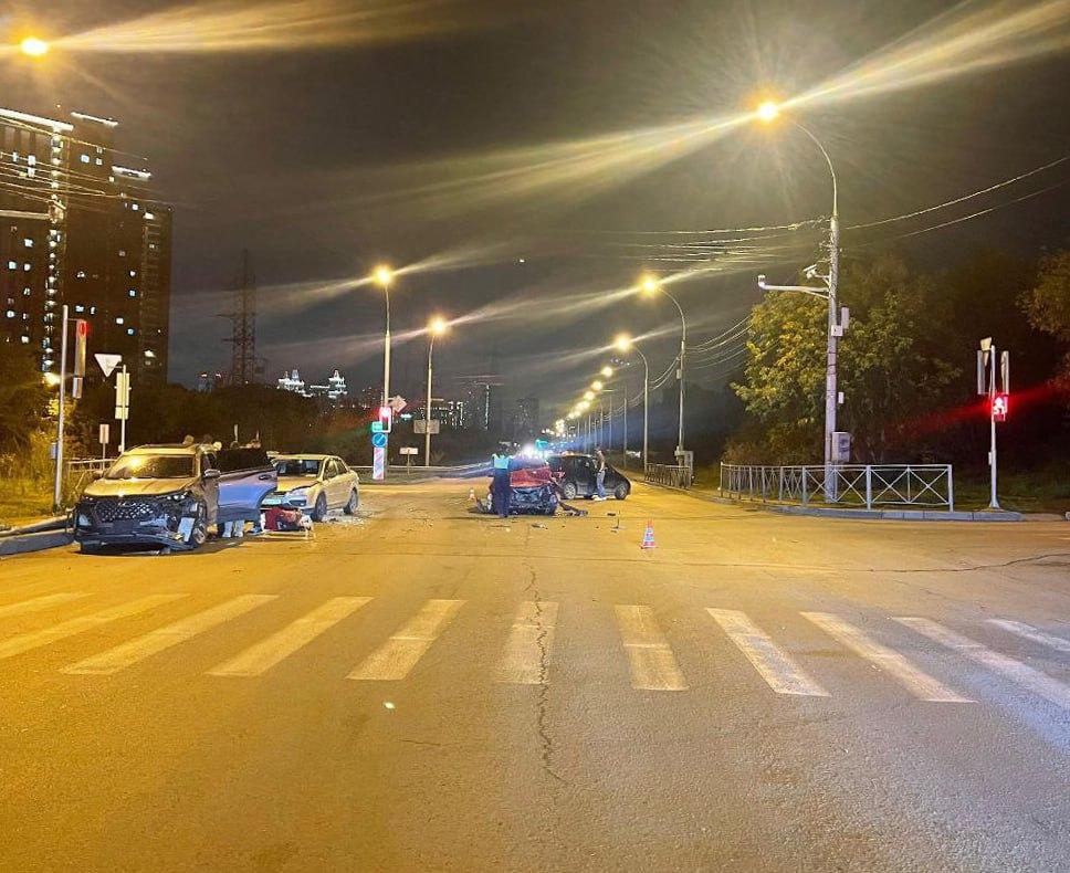 24-летняя женщина на Subaru Impreza столкнулась с попутным Мерседесом напротив дома №4 на Лебедевского, а затем – с кроссовером Chery Tiggo, который в дальнейшем врезался во встречный Форд вечером в пятницу, пишет пресс-служба ГАИ Новосибирска