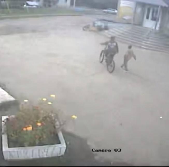 От читателя: Добрый вечер. 12.09.2025 в северо-западном д. 37, возле магазина...