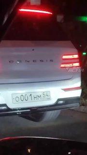 Две машины на одинаковых номерах заметили в Новосибирске