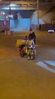 Робот устроил жёсткое нападение на доставщика в Москве