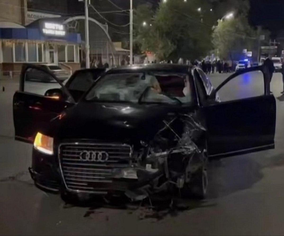 Водитель Audi насмерть сбил двух девочек на электросамокате, когда пытался проскочить пешеходный переход на красный свет