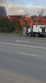 На Сортировке горит заброшенный ангар