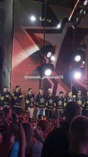 🏒Во Владивостоке тысячи людей собрались на водной станции ТОФ, чтобы...