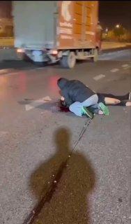 В Китае у мужчины жену сбила машина, она погибла. Пока он скорбил по ее...