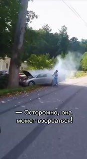 Иногда люди паркуют свои автомобили в неподходящих местах. Не стесняйтесь...