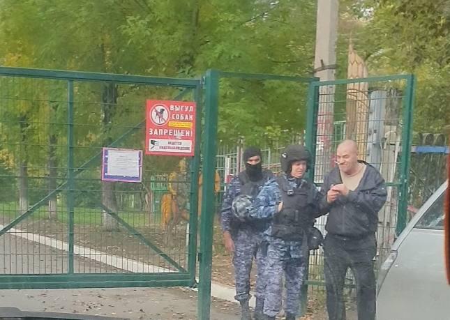 На выборах в Дзержинском районе — скандал с подкупом и пьяным маргиналом!