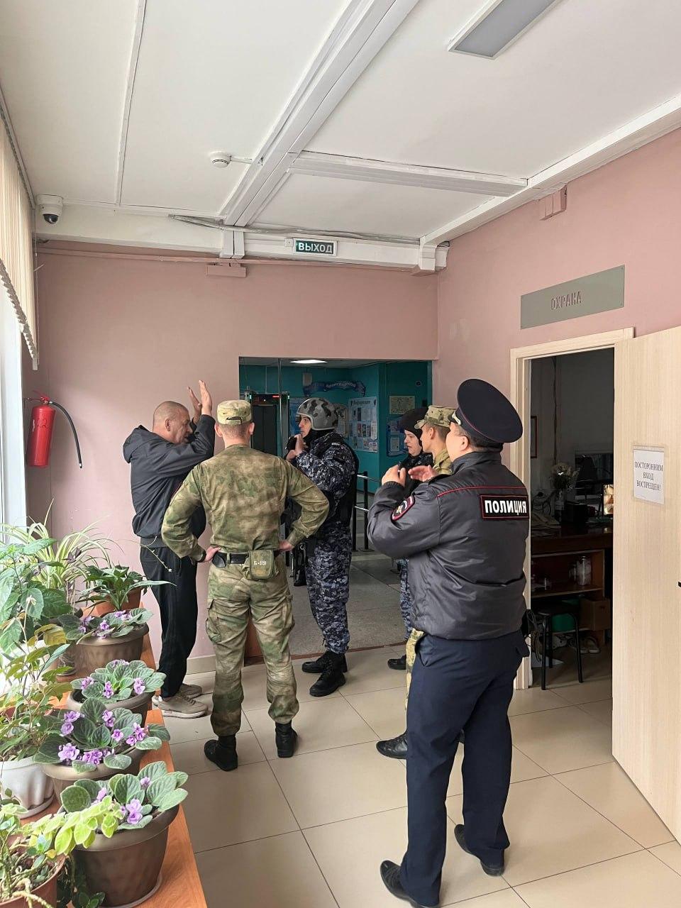 На выборах в Дзержинском районе — скандал с подкупом и пьяным маргиналом!