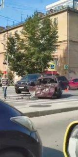 Серьёзное ДТП с участием Жигулей и внедорожника Toyota Land Cruiser произошло сегодня на перекрёстке Станиславского и улицы Степной