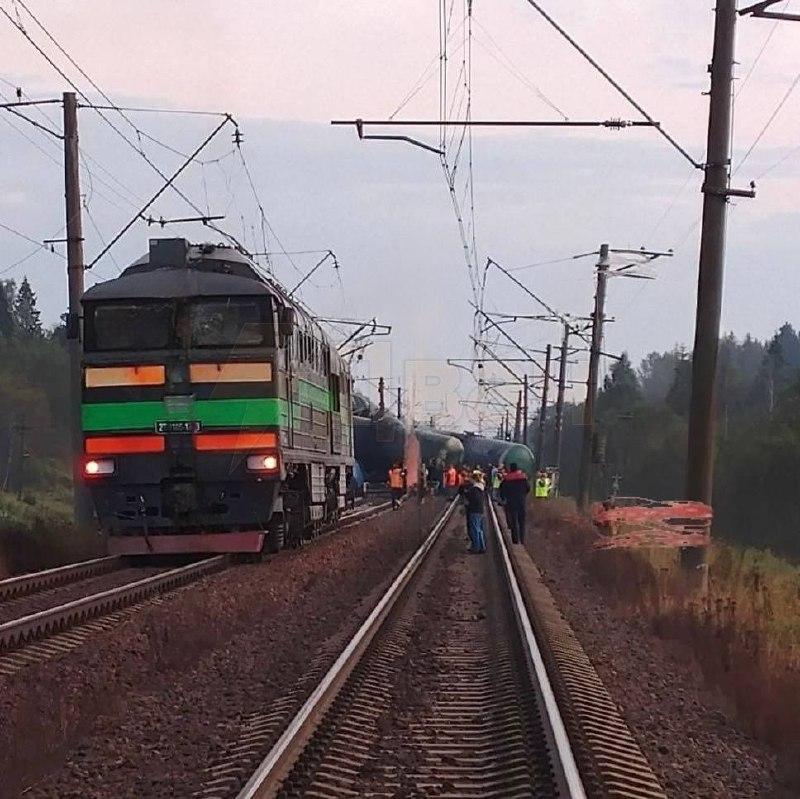 Три вагона тепловоза с 15 цистернами сошли с рельсов в Ленинградской области, следователи проверяют версию о диверсии — губернатор