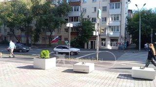 В Екатеринбурге заметили автомобиль с картонным танком на крыше
