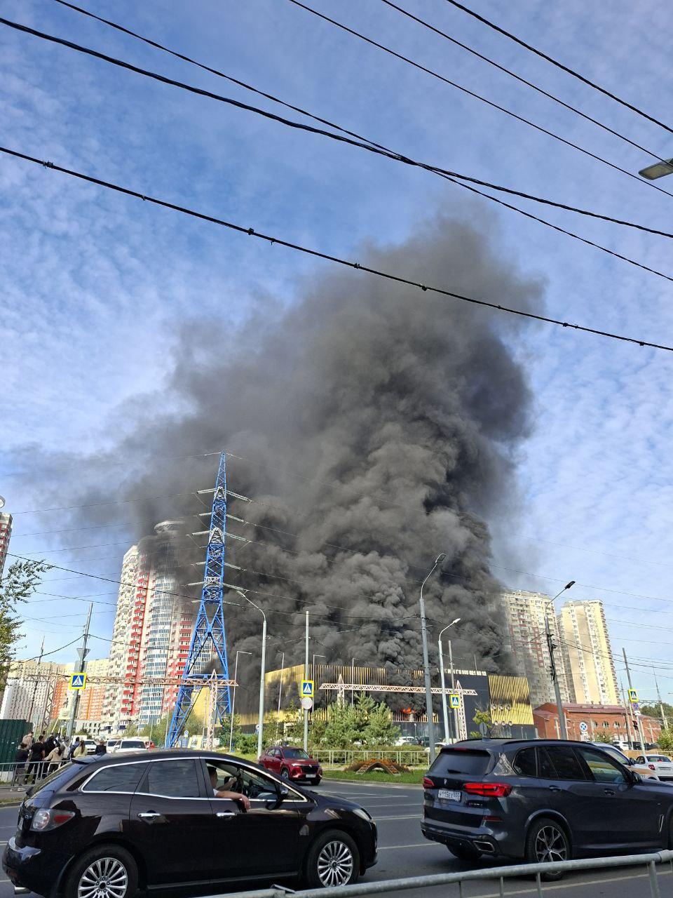 Мощный пожар в подмосковном Путилково: загорелась многоэтажная парковка