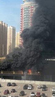 Мощный пожар в подмосковном Путилково: загорелась многоэтажная парковка