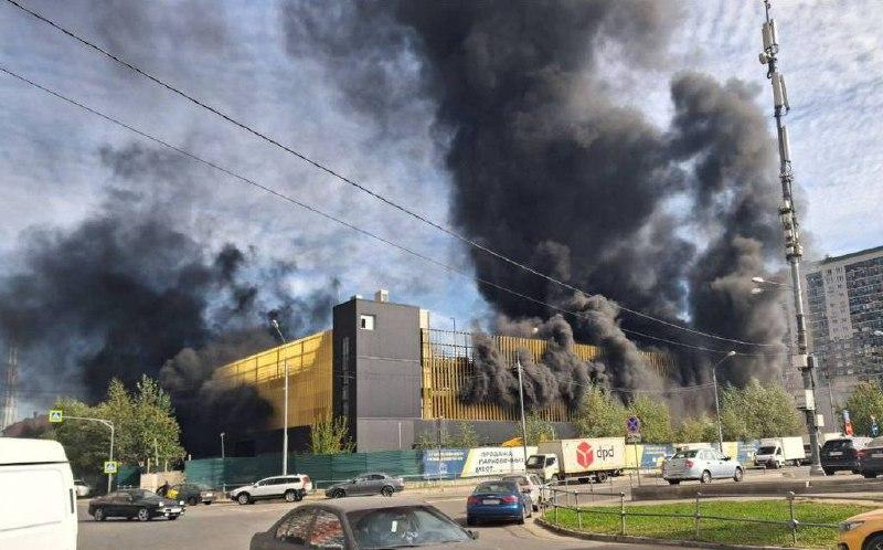 Мощный пожар в подмосковном Путилково: загорелась многоэтажная парковка
